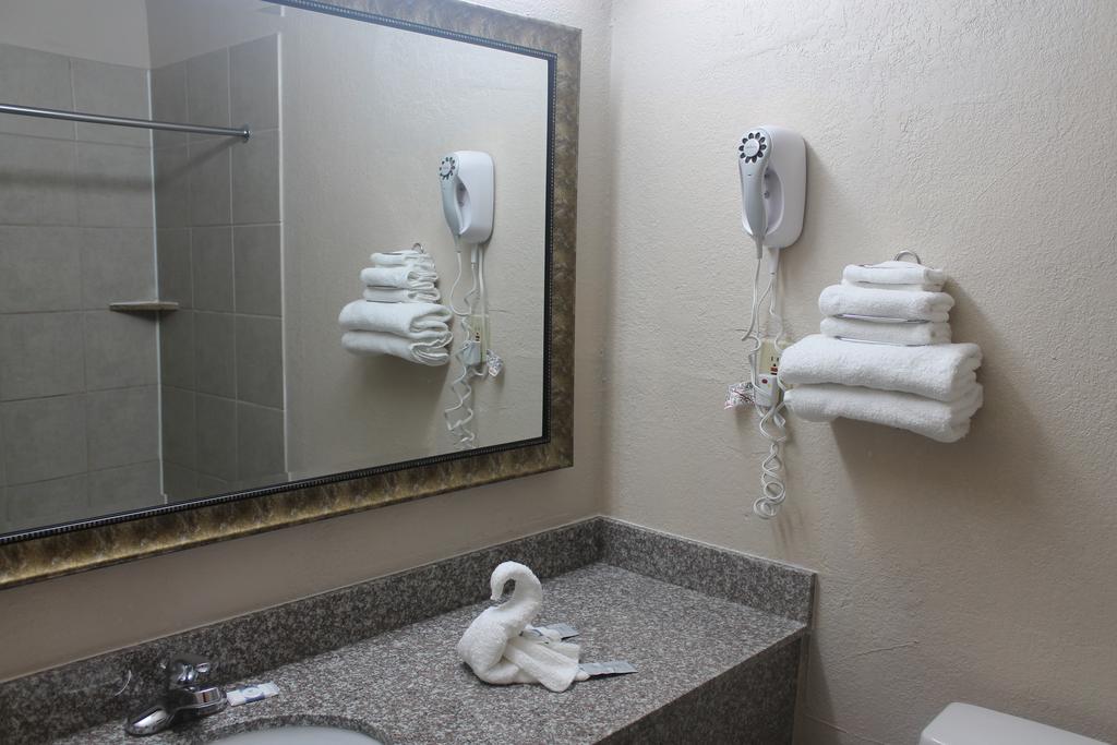 Bays Inn And Suites Baytown Buitenkant foto